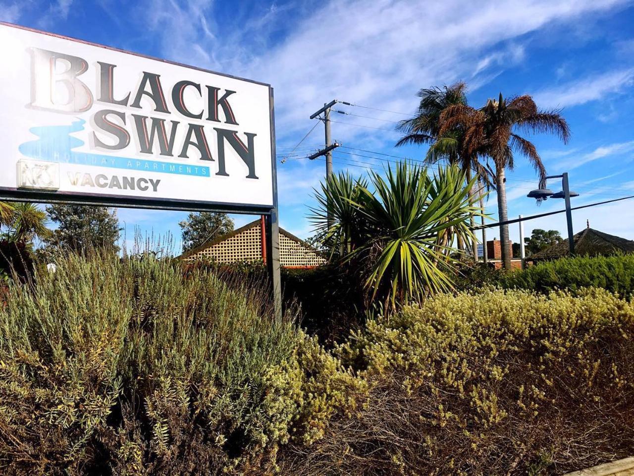 Black Swan Motor Inn Lakes Entrance Exterior photo