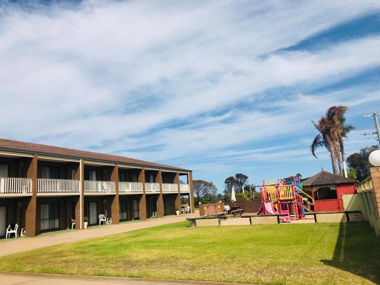 Black Swan Motor Inn Lakes Entrance Exterior photo